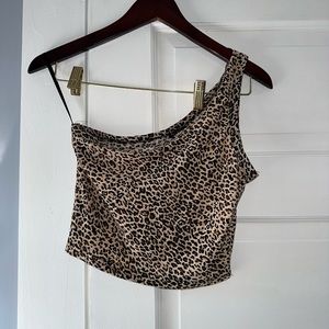 One shoulder strap leopard print crop top